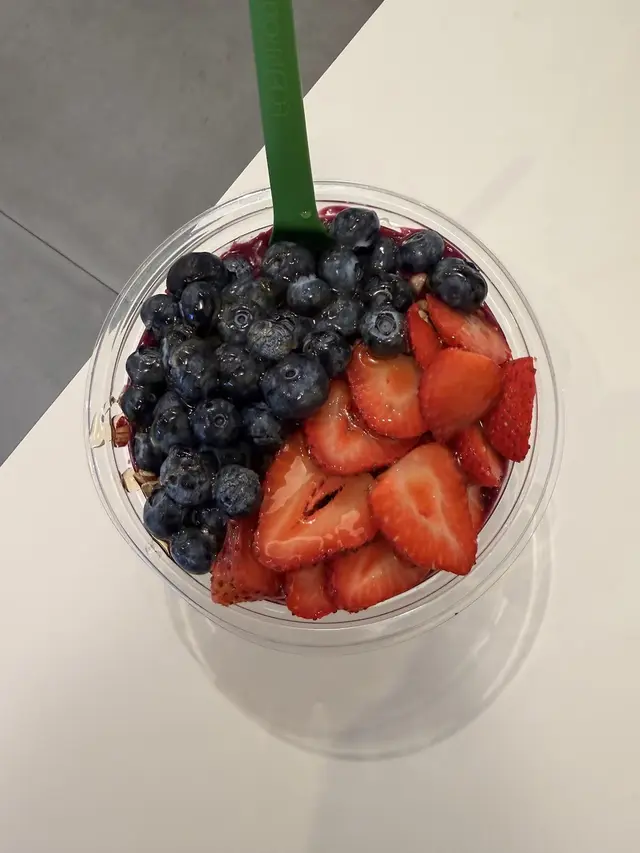 Acai bowl topped with fresh strawberries and blueberries at Pure Green Sawgrass Mills
