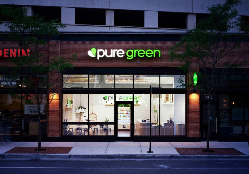 juice bar franchise pure green at the night